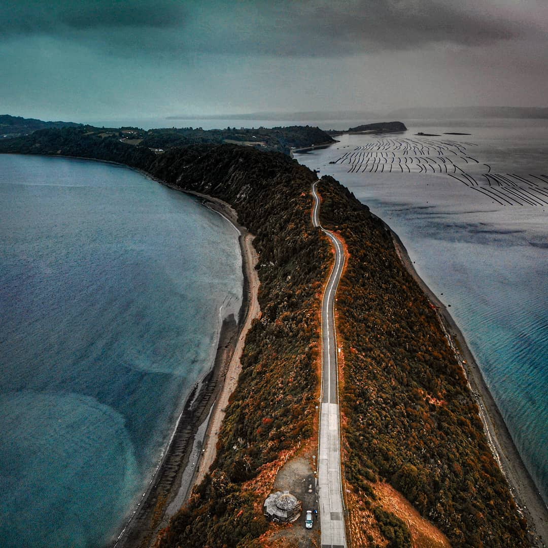 TurismoEnChile's tweet photo. La cola de la ballena 🐳
Chiloé siempre sorprende con sus bellos caminos...🙌🚗💕

Foto de @aventurasdebraulioymarce https://t.co/e6nU1Jbd33