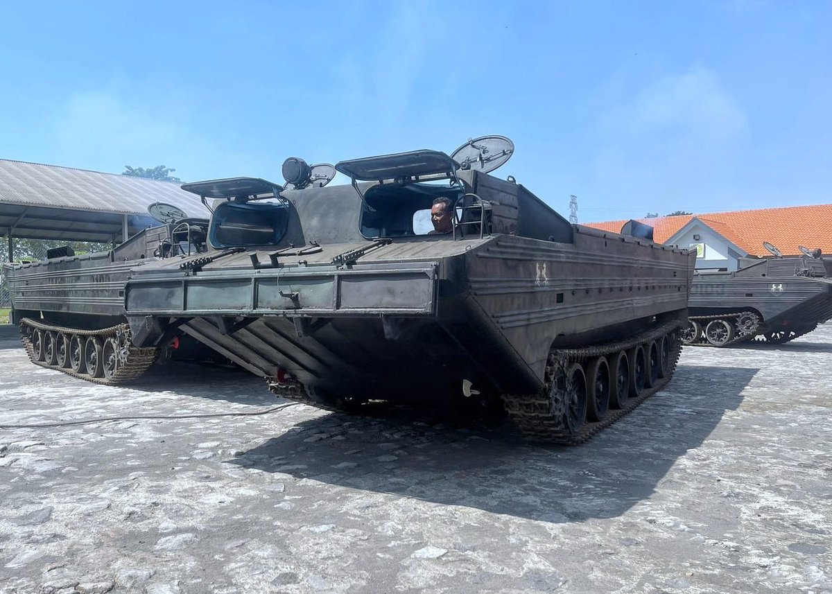 Jatosint's tweet photo. #MotorpoolMonday

🇮🇩 Marines perform routine maintenance on their Plavayushchij Transportyer Sryednyj #PTS fleet

📸2nd Marine Force https://t.co/k5a0nD0JGy