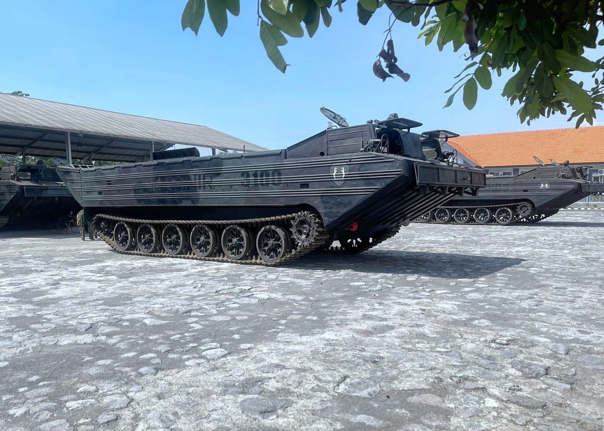 Jatosint's tweet photo. #MotorpoolMonday

🇮🇩 Marines perform routine maintenance on their Plavayushchij Transportyer Sryednyj #PTS fleet

📸2nd Marine Force https://t.co/k5a0nD0JGy