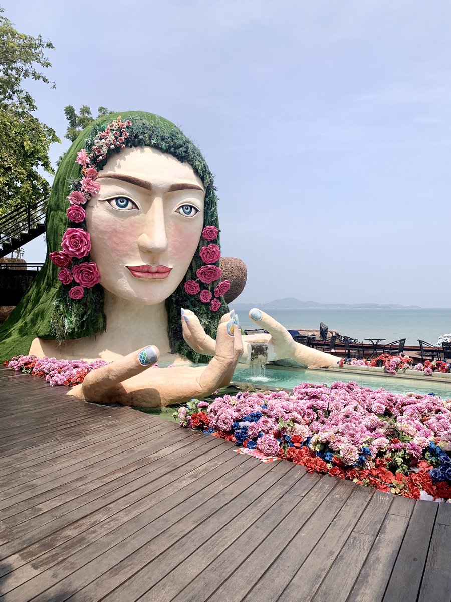 nongnaereview's tweet photo. 3mermaids cafe&restaurant ที่พัทยา บรมีมุมถ่ายรูปเยอะและวิวสวยมากกก กลางวันมีห้องแอร์ให้นั่งดูทะเลเพลินๆ กลางคืนก็น่าจะบรรยากาศดีมาก ของจริงสวยกว่าใสรูปจ้า น้ำก็อร่อย #review #nongnaereview #คาเฟ่พัทยา #ทะเล #พัทยา #3mermaids https://t.co/709Vkta6UT
