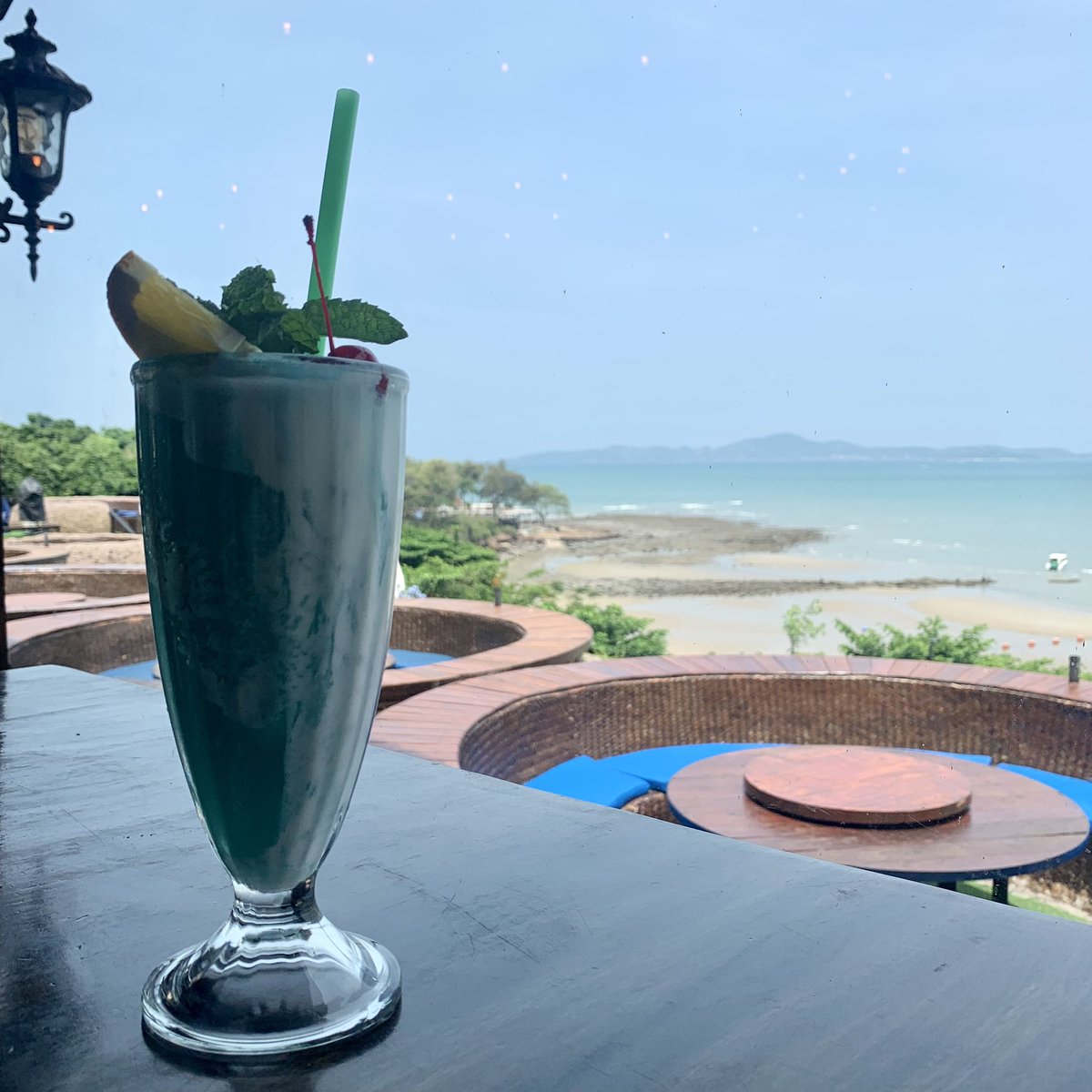 nongnaereview's tweet photo. 3mermaids cafe&restaurant ที่พัทยา บรมีมุมถ่ายรูปเยอะและวิวสวยมากกก กลางวันมีห้องแอร์ให้นั่งดูทะเลเพลินๆ กลางคืนก็น่าจะบรรยากาศดีมาก ของจริงสวยกว่าใสรูปจ้า น้ำก็อร่อย #review #nongnaereview #คาเฟ่พัทยา #ทะเล #พัทยา #3mermaids https://t.co/709Vkta6UT