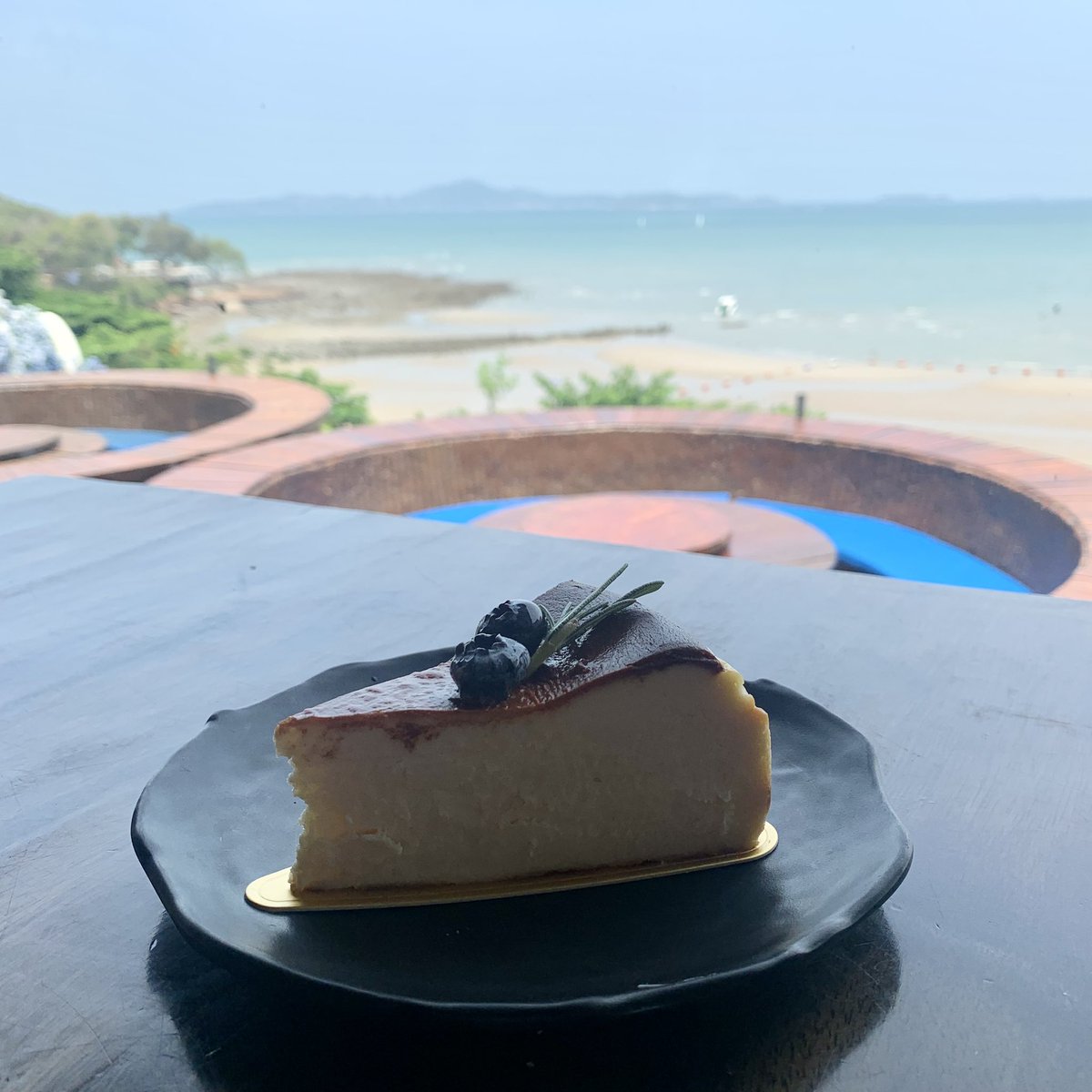 nongnaereview's tweet photo. 3mermaids cafe&restaurant ที่พัทยา บรมีมุมถ่ายรูปเยอะและวิวสวยมากกก กลางวันมีห้องแอร์ให้นั่งดูทะเลเพลินๆ กลางคืนก็น่าจะบรรยากาศดีมาก ของจริงสวยกว่าใสรูปจ้า น้ำก็อร่อย #review #nongnaereview #คาเฟ่พัทยา #ทะเล #พัทยา #3mermaids https://t.co/709Vkta6UT