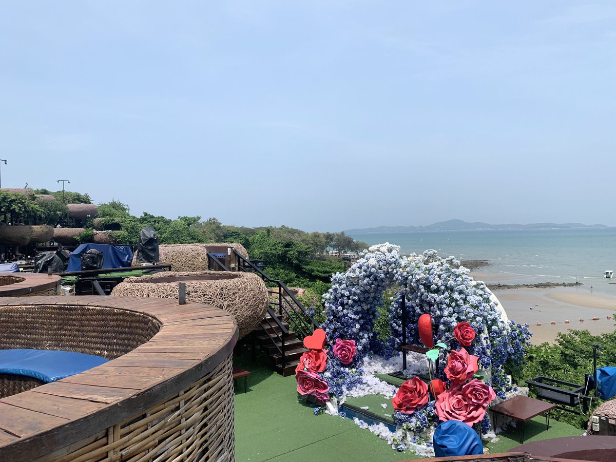 nongnaereview's tweet photo. 3mermaids cafe&restaurant ที่พัทยา บรมีมุมถ่ายรูปเยอะและวิวสวยมากกก กลางวันมีห้องแอร์ให้นั่งดูทะเลเพลินๆ กลางคืนก็น่าจะบรรยากาศดีมาก ของจริงสวยกว่าใสรูปจ้า น้ำก็อร่อย #review #nongnaereview #คาเฟ่พัทยา #ทะเล #พัทยา #3mermaids https://t.co/709Vkta6UT