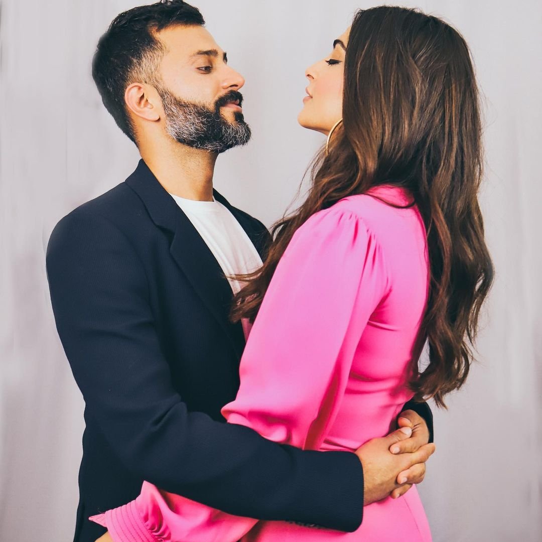 news_inview's tweet photo. Sonam Kapoor celebrates her fifth marriage anniversary with husband Anand Ahuja. Calls it ‘best years of her life’ https://t.co/xErHH6QOq7
