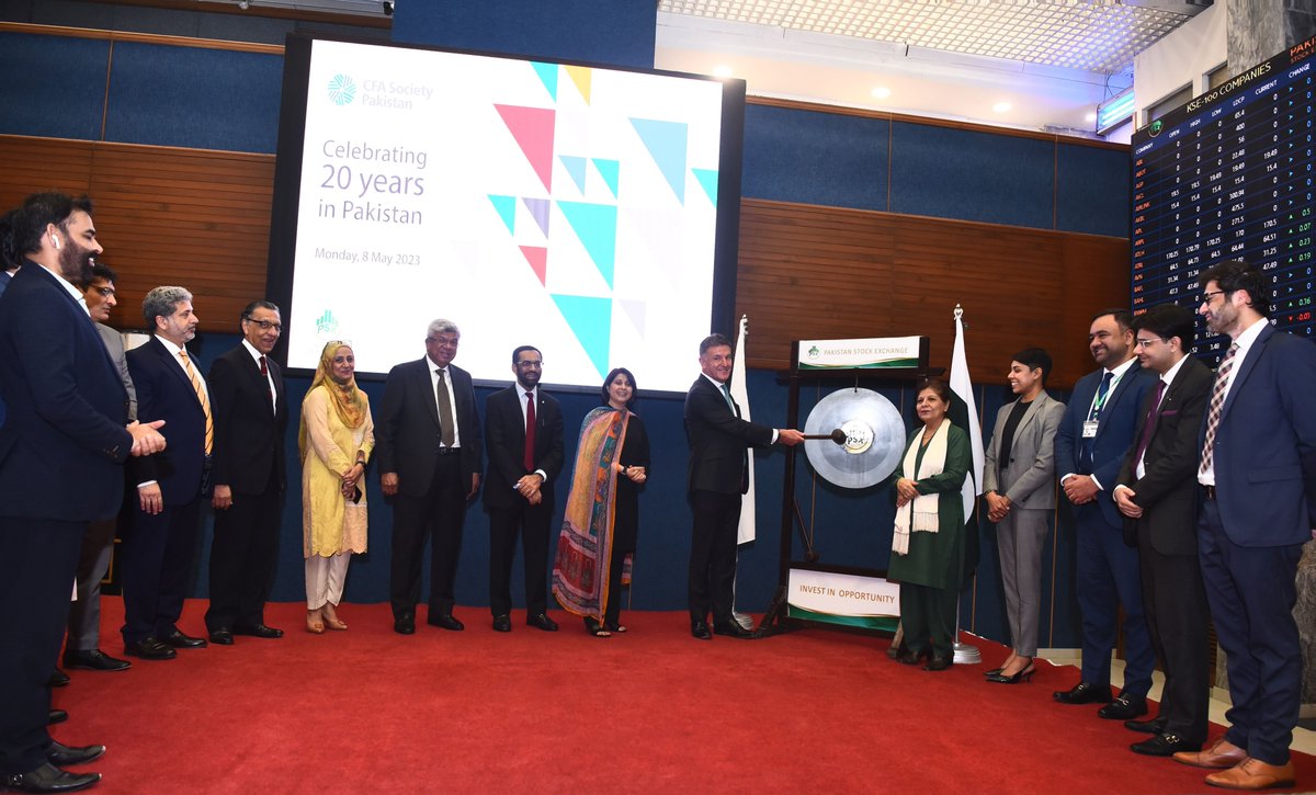 pakstockexgltd's tweet photo. #PSX held a gong ceremony to celebrate 20 years of commitment by the CFA Society Pakistan (#CFASP) to promote excellence in the investment profession. https://t.co/toARpzx1XH