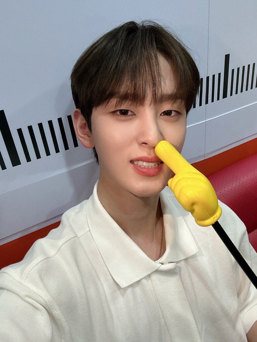 [#현식] 

첫 라디오.. 잘했는지 모르겠다 !! 분위기가 너무 좋아서 재밌게 했던거 같아요😆😆

#XODIAC #소디엑 #HYUNSIK #현식