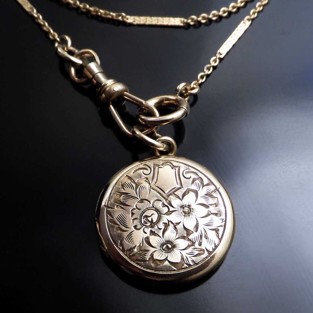 YearsAftercom's tweet photo. Antique Locket Watch Chain Necklace with Wedding Photographs c.1930's
https://t.co/xTV27aFlF1 #antiquelocket #Etsyseller #YearsAfter #antiquewatchchain #watchchain #watchchain  #goldlocket #photolocket #locketchain #watchfob #antiquejewelry #pocketwatches #miniaturelocket https://t.co/iJiffRnefv