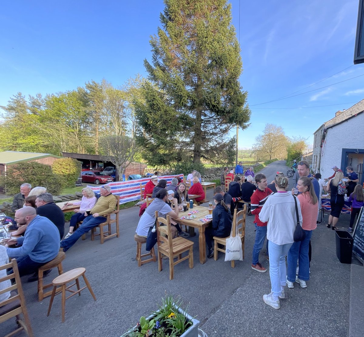 BvcpInn's tweet image. Awesome 👑 Street Party Sunday at The Mardale with so many attending - joined by 50 young 🇺🇦 Ukrainians 🇺🇦 who got to enjoy the evening with The D:Ukes! 🎶 #communitypub #LakeDistrict Charity Monday 🐿️ @eden_reds 👍