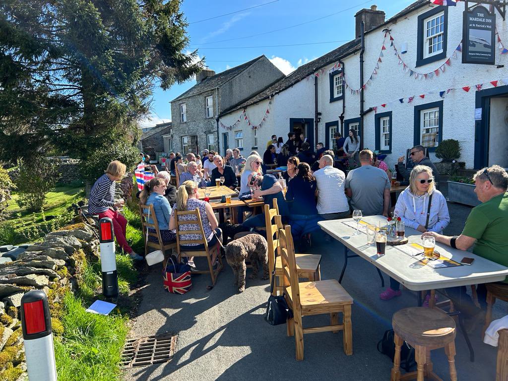 BvcpInn's tweet image. Awesome 👑 Street Party Sunday at The Mardale with so many attending - joined by 50 young 🇺🇦 Ukrainians 🇺🇦 who got to enjoy the evening with The D:Ukes! 🎶 #communitypub #LakeDistrict Charity Monday 🐿️ @eden_reds 👍