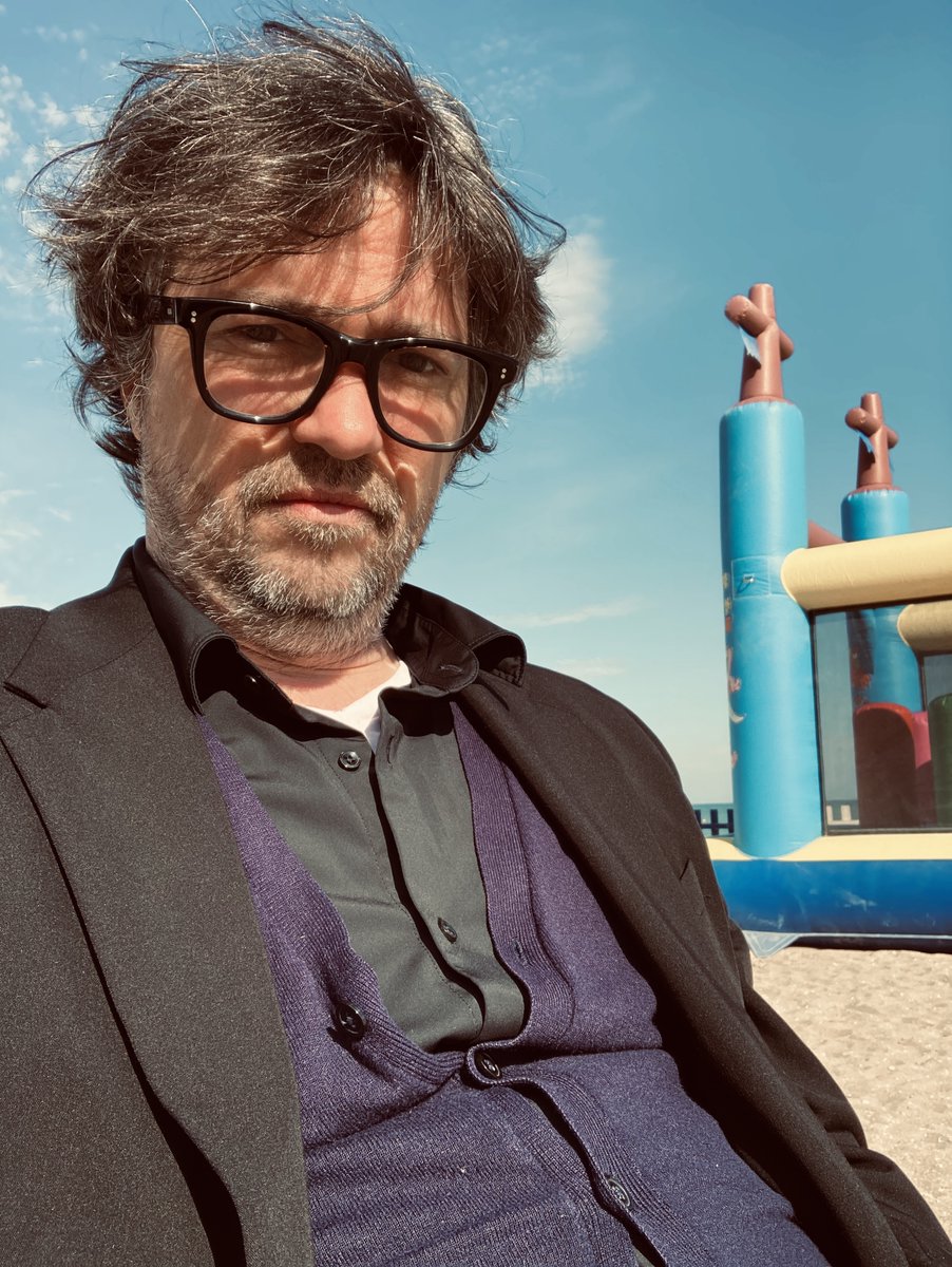 SchnockRevue's tweet photo. En pleine réflexion sur la gonflabilité du monde devant une église païenne.
#venteux https://t.co/afNDL6yFtq