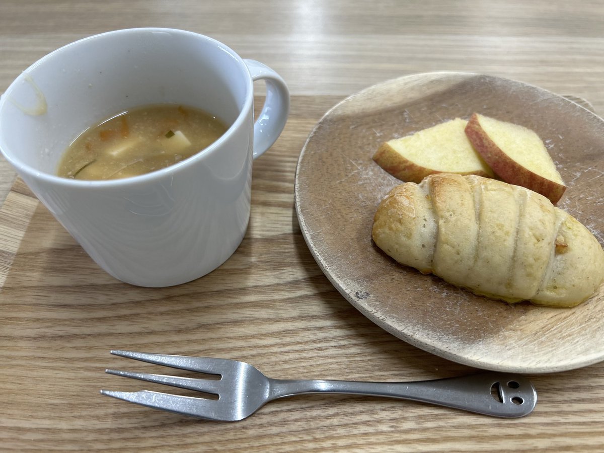 kidsstyle44's tweet photo. ５月８日のおやつ
おさかなパン、りんご、お味噌汁
#放課後等デイサービス
#児童発達支援
#障害児支援
#重症心身障害児
#障害児　#医療ケア児
#発達障���　#発達
#知的障害　#療育
#オーソモレキュラー
#グルテンフリー
#無添加　#食育
#堺市　#東住吉区
#住吉区 https://t.co/2c2TSlpNaM