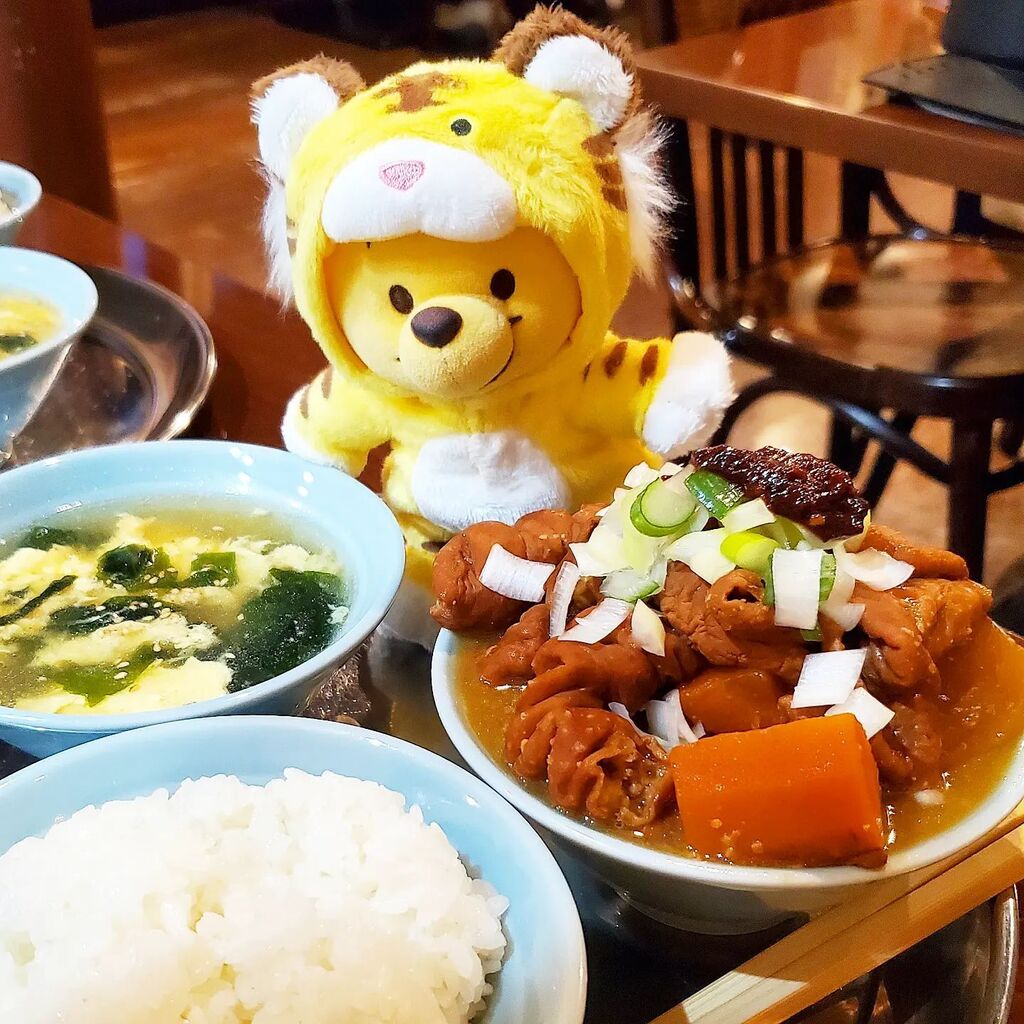 taro66040754's tweet photo. 『プーさんともつ煮』

もつ煮大盛り(´･ω･｀)
とろけるー(´･ω･｀)

#ぬいもーず
#ぬい撮り
#ぬいどり
#ぬいぐるみ
#ディズニー
#Disney
#プーさん
#もつ煮
#もつ煮定食
#もつ煮の店マボロシ https://t.co/LiX8lMLkdw