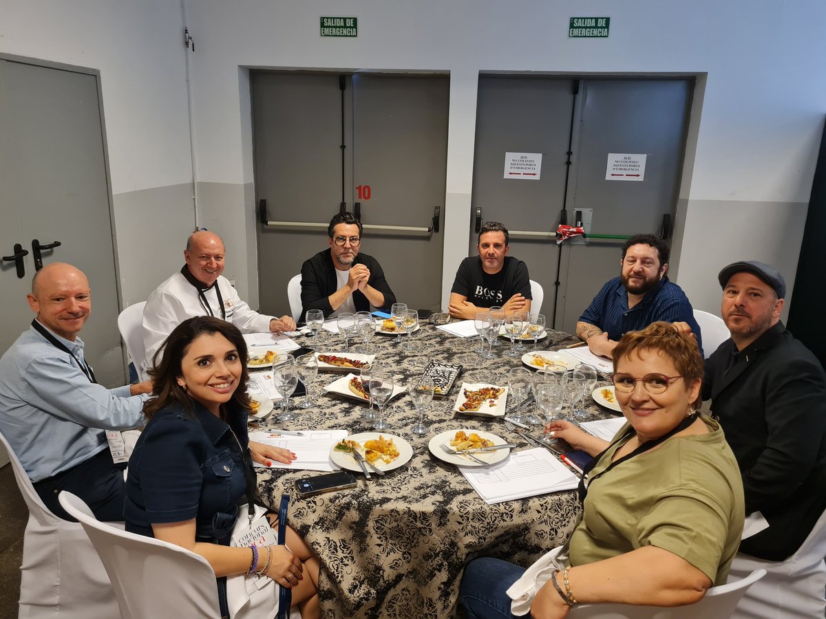 comoju's tweet photo. Jurado del IV Concurso Nacional de Cocas Ciudad de Oliva: #coquesdoliva #ConcursDeCoques #LExquisitMediterrani #DeliciousValencia  
 @QiqeDacosta  @xatoicristinaf @rafasolerchef, José Manuel López “Peix i Brases”, Vicente Sancho, @Javier_Solsona @majemartinez y  Lluís Penyafort https://t.co/1AwzCHu1py