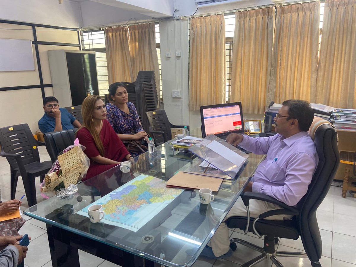 surat_deo's tweet photo. Election Commission of India appointed *Ansari Nikita* resident of Surat district as *State Transgender Icon* and was honored by the Additional District Election Officer Surat with a bouquet of flowers.
#transgender #icon #stateicon #eci #ceogujarat #sveep #transgendericon https://t.co/CJHZTAXmVg