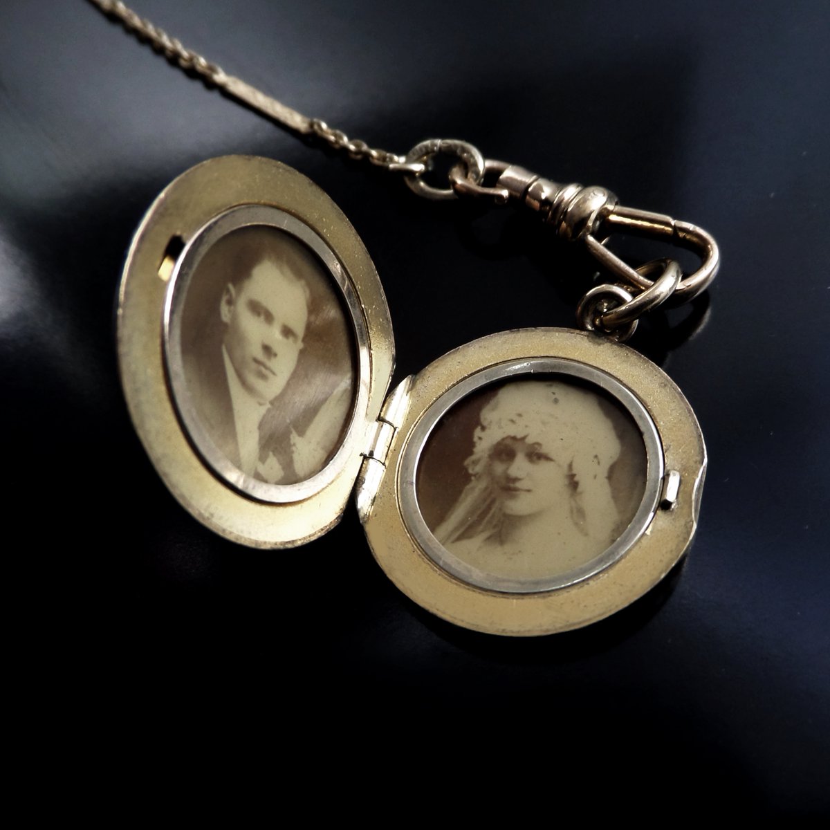 YearsAftercom's tweet photo. Antique Locket Watch Chain Necklace with Wedding Photographs c.1930's
https://t.co/xTV27aFlF1 #antiquelocket #Etsyseller #YearsAfter #antiquewatchchain #watchchain #watchchain  #goldlocket #photolocket #locketchain #watchfob #antiquejewelry #pocketwatches #miniaturelocket https://t.co/iJiffRnefv
