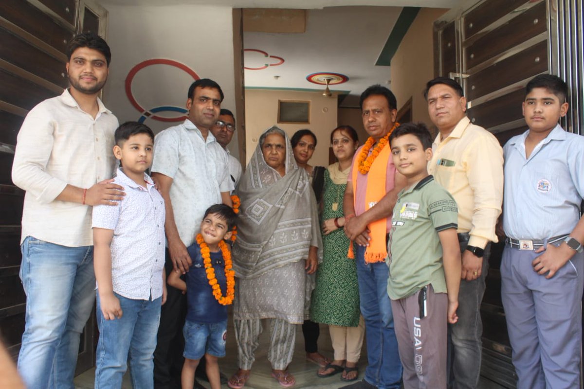 Drpradeepdixit's tweet photo. आज सिकंदराबाद नगर की एस. डी.एम कॉलोनी में घर घर जाकर जनसंपर्क किया और आने वाली 11 तारीख को अधिक से अधिक संख्या में मतदान करने की अपील की 

तीन बात मत जाना भूल 
मोदी योगी कमल का फूल
.
.
आपका सेवक
डॉ प्रदीप दीक्षित 
भाजपा चेयरमैन प्रत्याशी नगरपालिका सिकंदराबाद

 @BJP4UP https://t.co/ueK8EClOI1