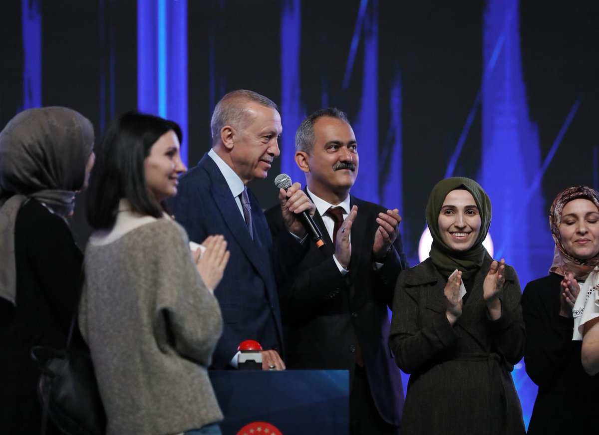 Sayın Cumhurbaşkanımız <a href="/RTErdogan/">Recep Tayyip Erdoğan</a>'ın ve Bakanımız <a href="/prof_mahmutozer/">Mahmut Özer</a>'in katılımı ile İstanbul Haliç Kongre Merkezi’nde gerçekleşen törenle 45 bin öğretmenimizin ataması gerçekleşti. 

Ailemize hoş geldiniz... 
Evlatlarımız sizlere emanet...

meb.ai/ArI11c