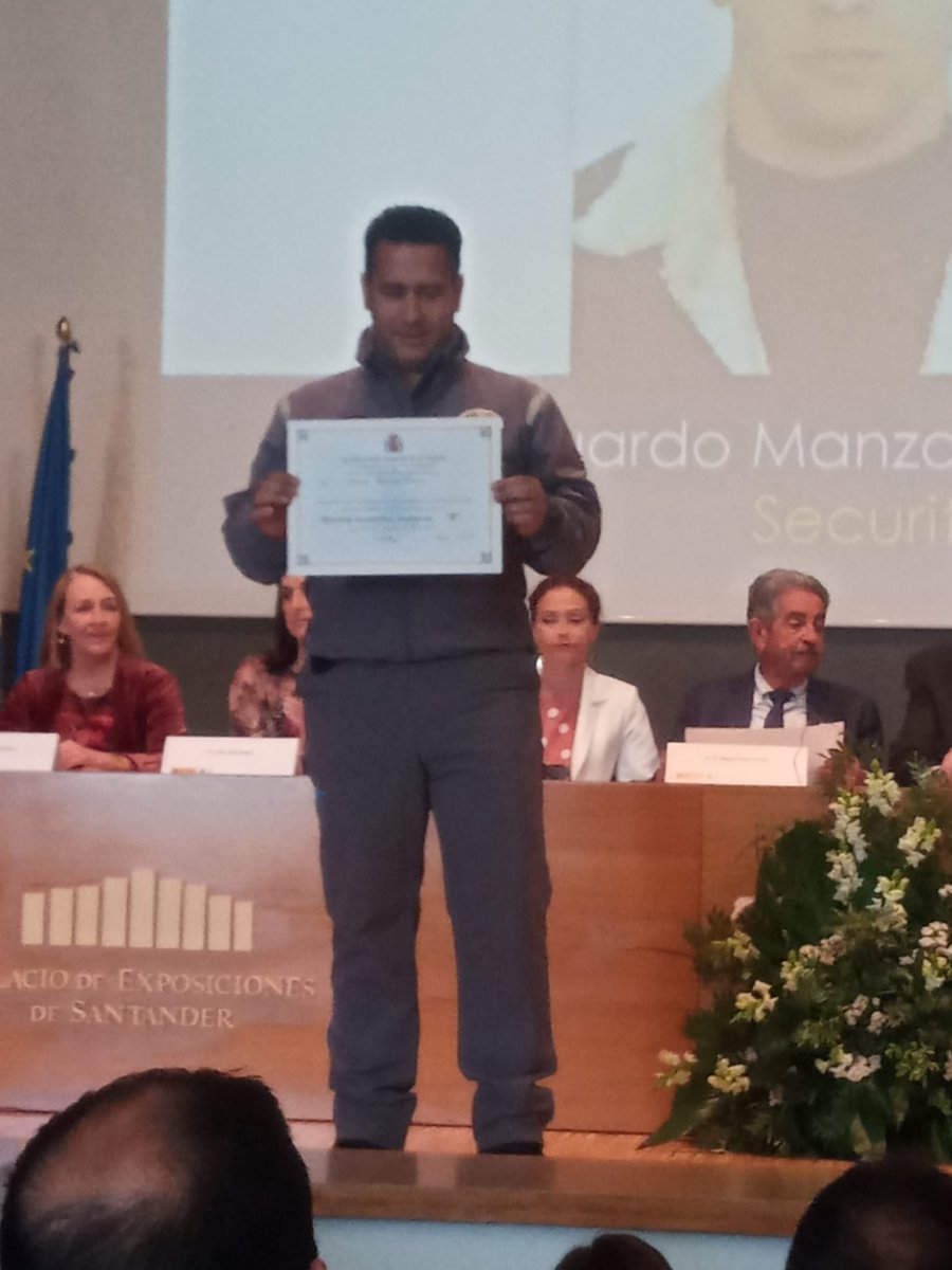 Felicitamos al compañero Eduardo Manzano de la FSTP por su condecoración al mérito en su trabajo en las funciones de colaboración con las Fuerzas y Cuerpos de Seguridad del Estado <a href="/USOCantabria/">USO Cantabria</a> Felicidades por tu trabajo y tu buen hacer compañero @USOConfe #fstpuso