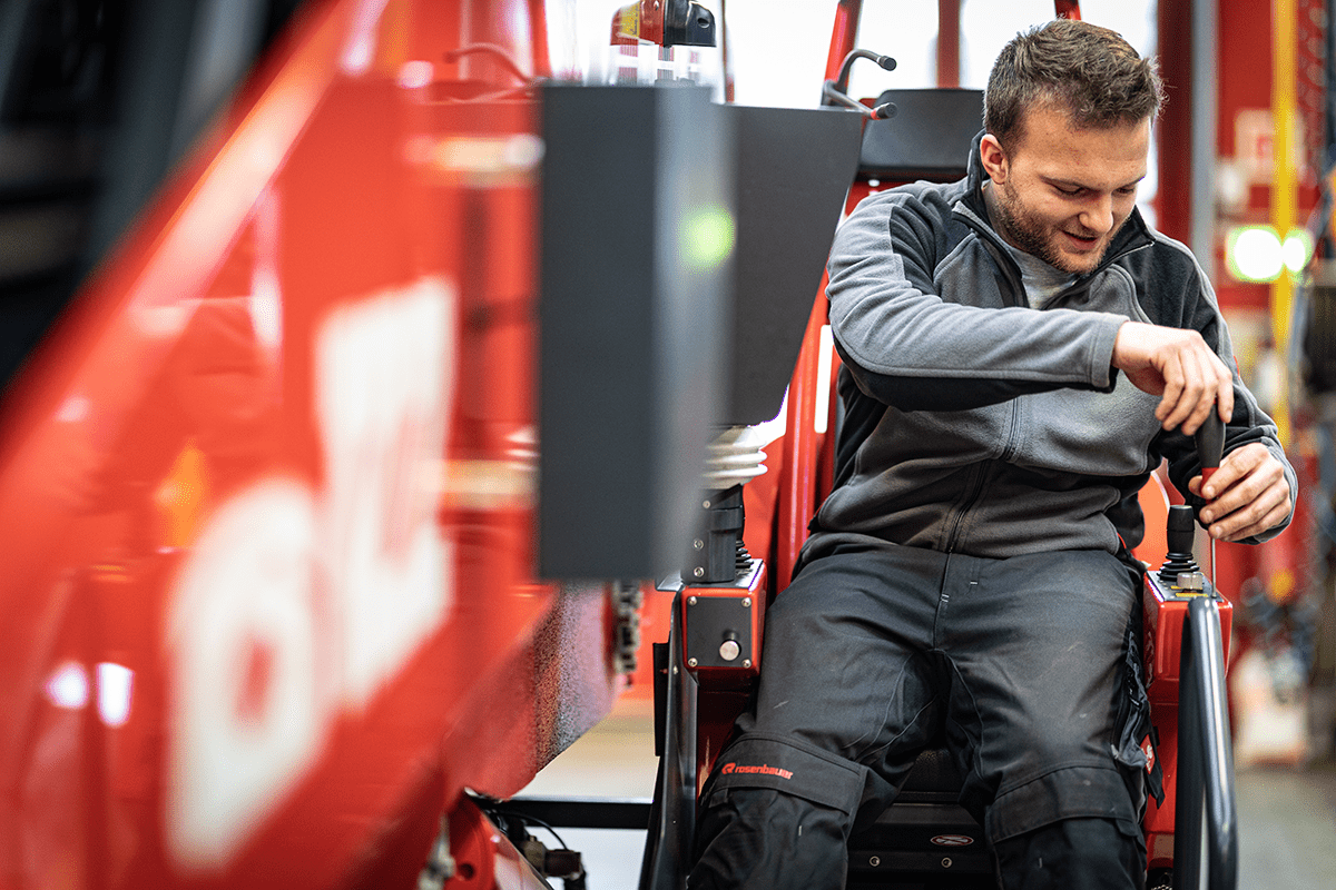 RosenbauerGroup's tweet photo. The performance #servicepackage for aerial rescue devices. 💪🔧⚙️🔩
In the course of the "Service PRO" package, agreed repairs are carried out, the sensors of the aerials are calibrated and the software of the electronic system is updated.
➡️ https://t.co/f6m2PHAOYK 
#Rosenbauer https://t.co/LOLdqJKdKd