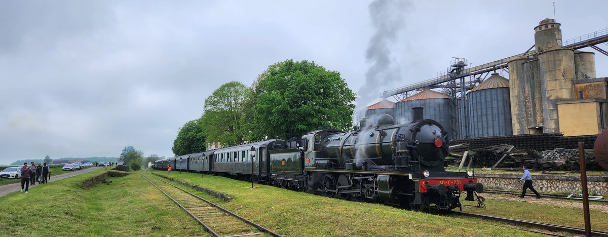 La 140c231 de @ajecta_asso efectuando en cabeza el primer tren del día Longueville-Villiers st Georges,hoy lunes. #FelizSemana #FelizLunes #elvaporestop