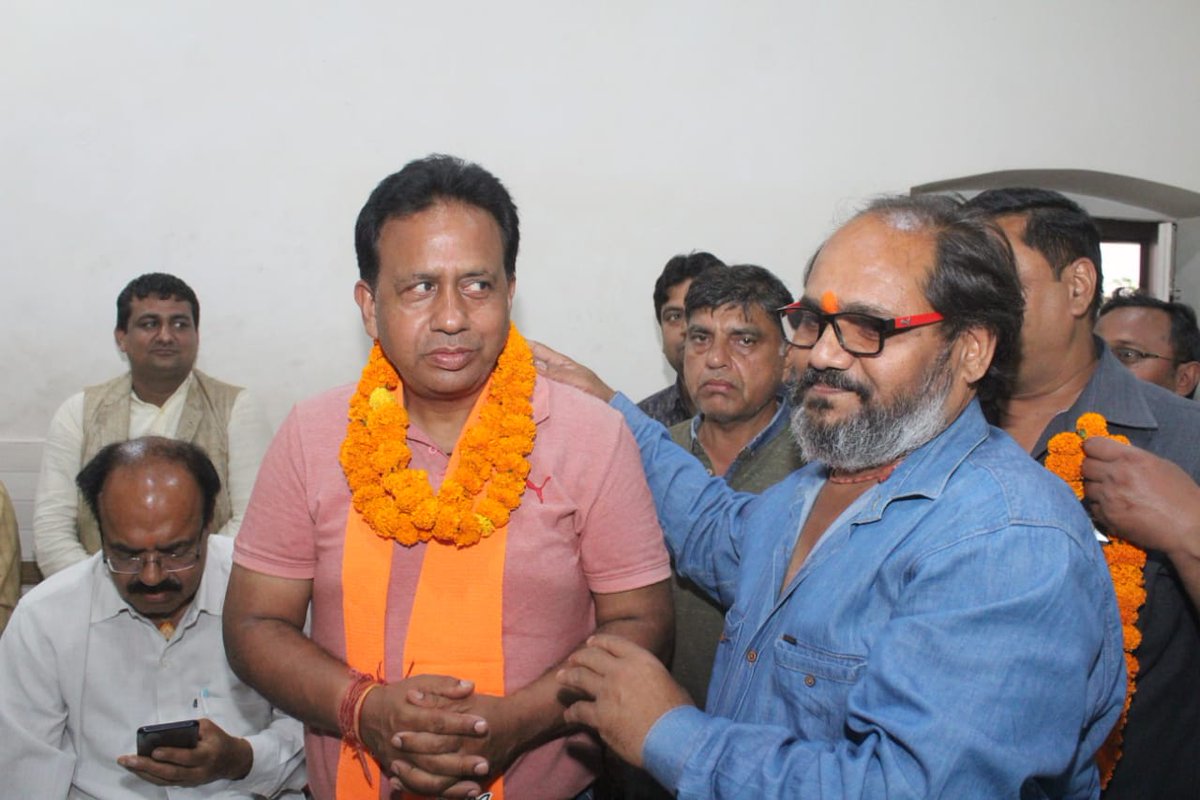 Drpradeepdixit's tweet photo. ये रंग है विकास का।
ये रंग है विश्वास का।।
 आज सिकंदराबाद नगर के मोहल्ला खत्री वाड़ा में जनसंपर्क के दौरान जनता जनार्दन से मिले अपार स्नेह व प्रेम रूपी आशीर्वाद से अभिभूत हूं।
आप सभी का बहुत-बहुत धन्यवाद , आभार।
आपका सेवक
डॉ प्रदीप दीक्षित
भाजपा चेयरमैन प्रत्याशी
नगर पालिका https://t.co/FtdR20UakF