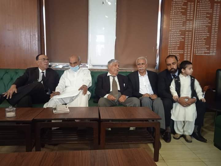 TalibHussainD11's tweet photo. ڪراچي ھاء ڪورٽ بار ۾ جي ڊي اي جي جنرل سيڪريٽري ڊاڪٽر صفدر عباسي سيد سردار شاهه ايڊوڪيٽ آغا سيف الله خان ايڊووڪيٽ سان گڏ اڄ  جسٽس نعمت الله جي ڪورٽ ۾ شفقت شاهه ايڊووڪيٽ جي گمشدگي خلاف اڄ ڪورٽ ۾  پيش ٿياسين يڪجهتي طور  جسٽس صاحب شفقت شاهه جي گمشدگي خلاف جي آء ٽي ٺاهڻ جو حڪم ڏنو. https://t.co/aJnOvBndHI