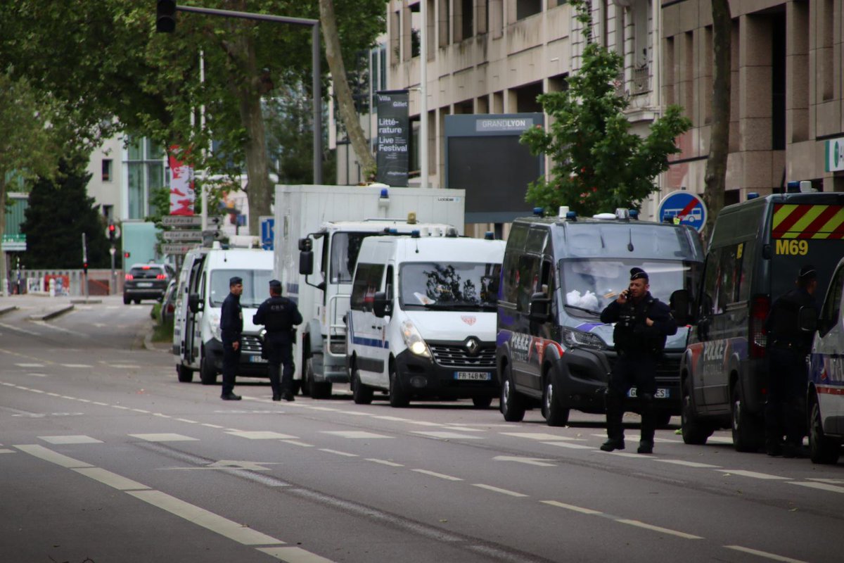 Les forces de l'ordre massivement déployées à Lyon autour du mémorial de la prison Montluc où le président Emmanuel Macron est attendu à 14h40. Ici boulevard Vivier Merle, autour de la manufacture des Tabacs et cours Albert Thomas  #Lyon #Macron #8mai #Manif8Mai