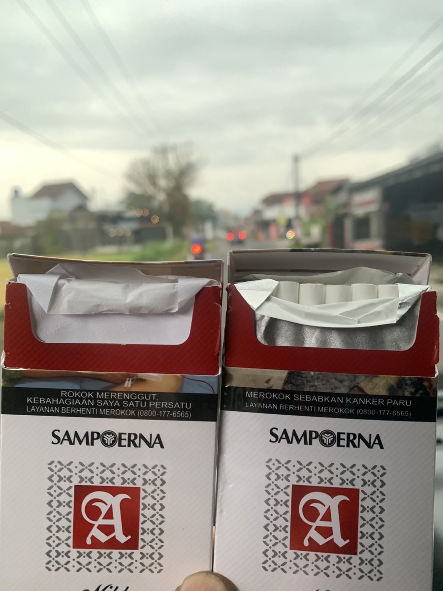 DeanNtrn's tweet image. 1. YES= tulisan peringatan merokok terdapat 2 baris tulisan
NO  = tulisan peringatan merokok terdapat 3 baris tulisan
2. YES = kertas dalam kemasan memakai kertai airmas berwarna silver
NO = warna putih sprti cnvas

#sampoernamild 
#sampoerna
#PTHMSAMPOERNA
#GISELLE 
#MiamiGP