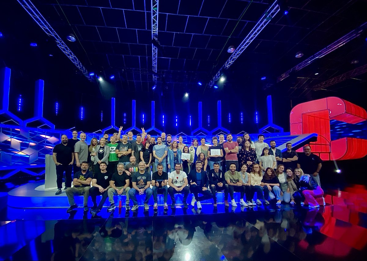 #FelizLunes a este pedazo de equipo (faltan algunos) que acaba de terminar la temporada de grabación que disfrutaréis en unos meses 🎬

🎉 SON LOS MEJORES Y ESO ES UNA SUERTE 💝 ¡A por muchas temporadas más! 🕺🏻