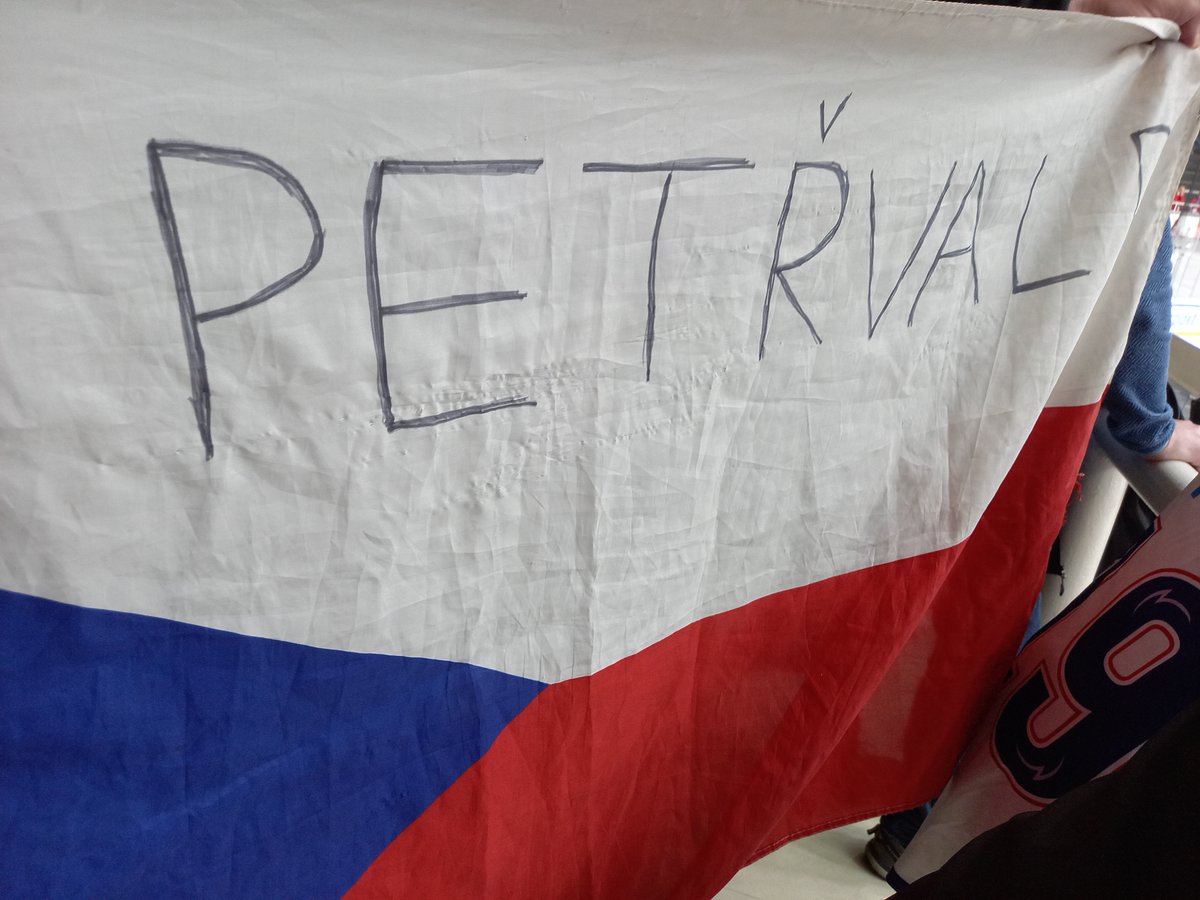 MichalPozar's tweet photo. Zkouším sílu sociálních sítí a hledám fanouška českého hokeje z Petřvaldu, který včera před zápasem Česko-Švýcarsko v Brně ztratil vlajku. Za retweet děkuji @robertzaruba https://t.co/wWrvGLExrZ