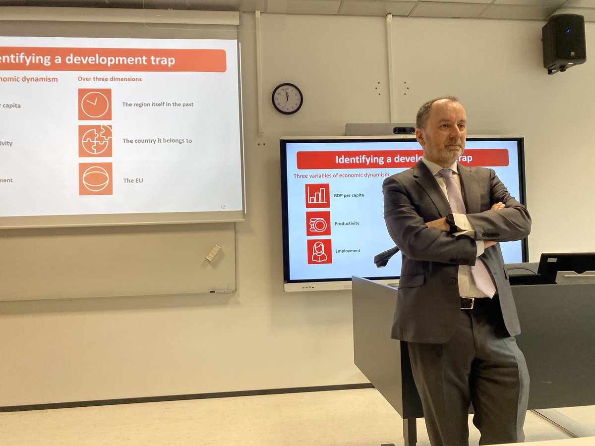 MohnCentre's tweet image. Stellar presentation and intriguing discussion about how regions in #developmenttrap may lead to Eurosceptic party voting as sign of #discontent by @rodriguez_pose for Out of the Box seminar series.