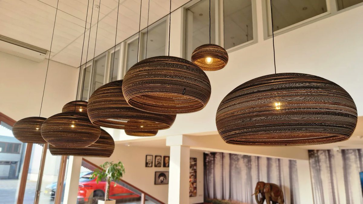 𝗟𝗔𝗠𝗣𝗘𝗡 𝗩𝗔𝗡 𝗣𝗔𝗣𝗜𝗘𝗥 𝗜𝗡 𝗘𝗡𝗧𝗥𝗘𝗘𝗛𝗔𝗟 
We zijn razend enthousiast om deze elegante sfeervolle lampen van Think Paper in combinatie met moderne technieken en verfijnt handwerk in onze entreehal een plek te geven.