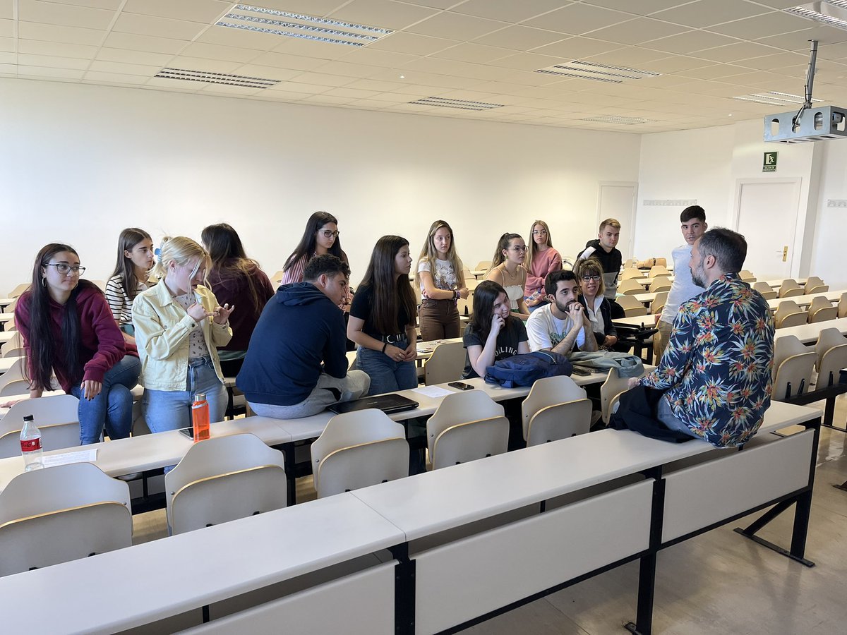 #Gracias a <a href="/quiquemacias80/">Quique Macías</a> por su #masterclass de hoy en <a href="/unizar/">Universidad Zaragoza</a> sobre censuras actuales, manipulación de la Opinión Pública y nuevas oportunidades laborales para #periodistas .

La vida con #humor siempre es mucho mejor. 😄