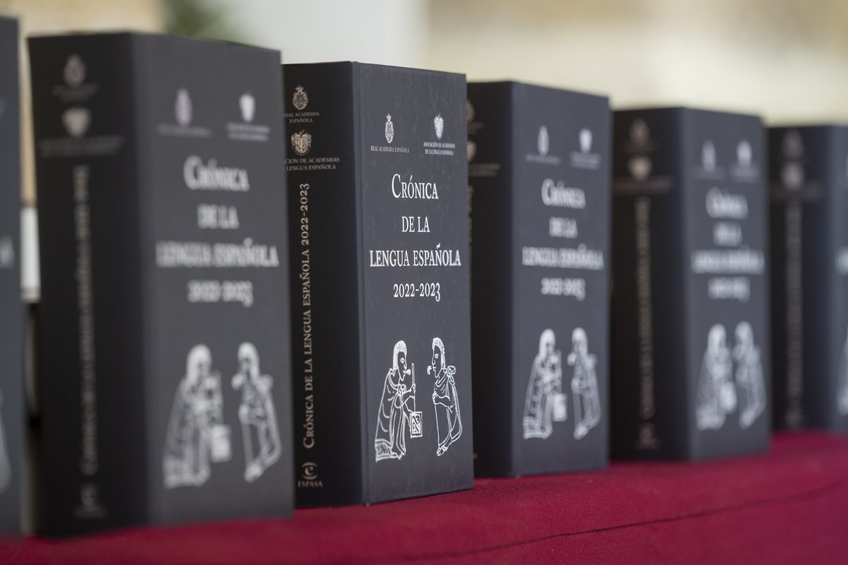 RAEinforma's tweet photo. La «Crónica de la lengua española» es un libro informativo que la RAE publica cada año. Este 2023 continúa el análisis sobre el estado del español, centrado ahora en las redes, y dedica una amplia sección al mestizaje en el espacio del IX CILE: https://t.co/z3ugLpUrBD. https://t.co/HOVhvYXq0O