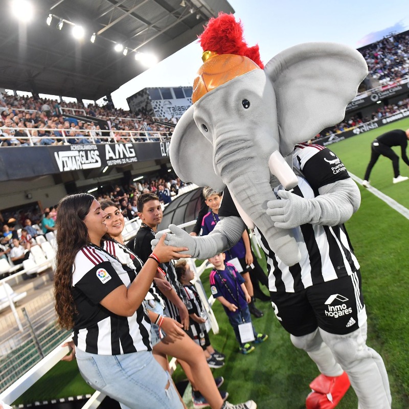 FCCartagena_efs's tweet photo. 🐘 ¡Bienvenido a la familia albinegra, Suru!

🙌🏻  Gracias a Antonio Antolinos y Patrocino Antolinos, creadores de la nueva mascota del Efesé.

🔥 Esperamos que hayáis disfrutado de su debut en el #CartagenaBurgosCF