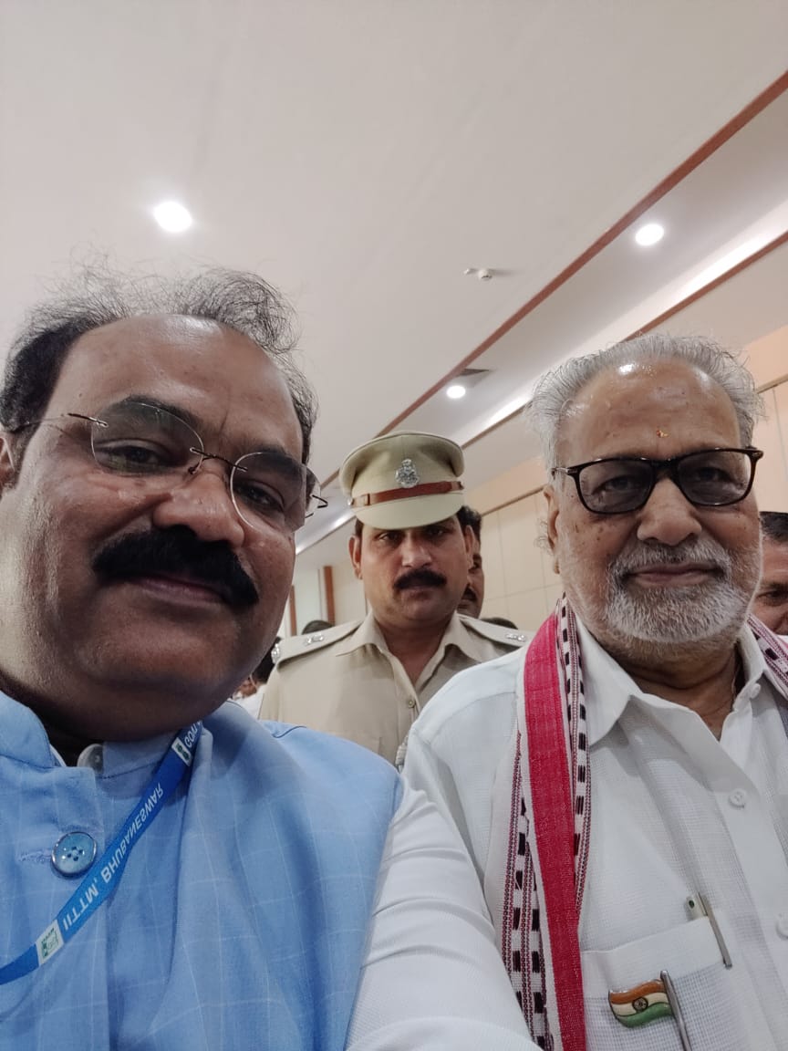 IittmB's tweet photo. A proud moment at Raj Bhawan Bhubaneswar as Nodal Officer, IITTM Bhubaneswar, Dr.S.Hussain participated in  watching 100th Episode of "Man ki Baat" by Hon'ble PM of India Shri Narendra Modi. The NO spent time with His Excellency , Governor of Odisha, Prof.Ganeshi Lal.#iittmb https://t.co/iKRv2dvzvc