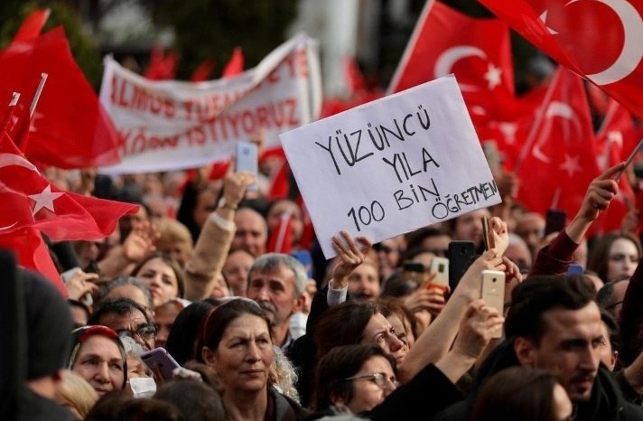 CUMHURİYETİN 100. YILINDA 100 BİN ÖĞRETMEN 
Bu slogana nasıl kıydınız?
Neyse ki dilinden düşürmeyen var.
 <a href="/kilicdarogluk/">Kemal Kılıçdaroğlu</a> 🔥 
<a href="/yildirimkaya40/">Yıldırım Kaya</a> 
<a href="/alimahir/">Ali Mahir Başarır</a> 
<a href="/mvhuseyinyildiz/">Hüseyin Yıldız</a> 
<a href="/serkantopalchp/">Serkan Topal</a> 
<a href="/jalenursullu/">Dr. Jale Nur Süllü</a> 
#BayKemalden100BinÖğretmen