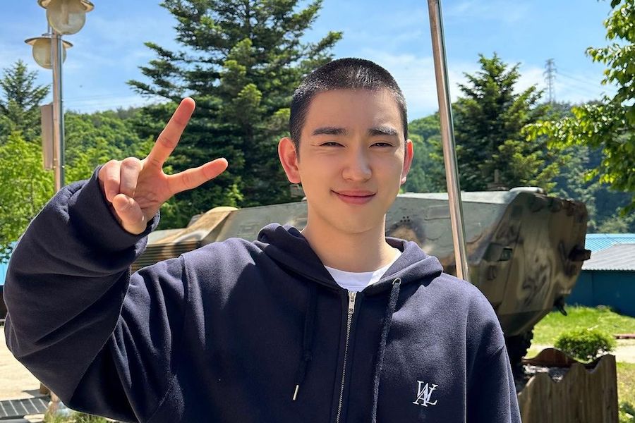 soompi's tweet photo. #GOT7’s #Jinyoung Enlists In The Military + #BamBam Shares Heartfelt Message
https://t.co/8afEhYT9eW https://t.co/rzT9jyCSZ5