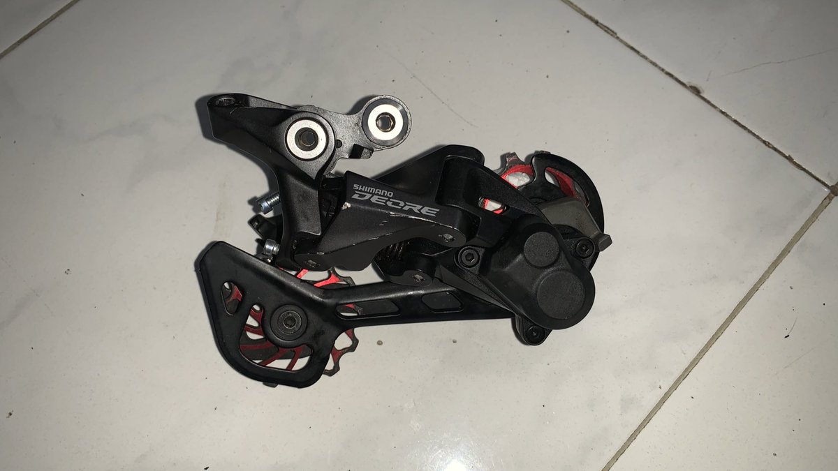 gabinzzzz's tweet photo. shimano deore m5120, bisa 10 / 11 speed, kondisi lecet pemakaian, bonus pulley bearing #fnfjb https://t.co/dFmh0LeefA