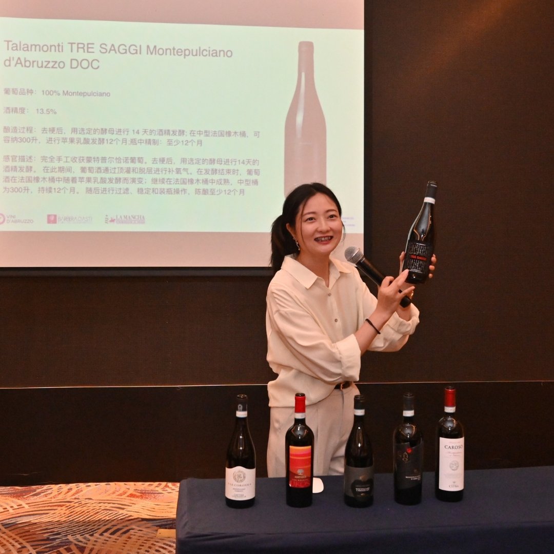 winechannelit's tweet photo. #Roadshow 𝗙𝘂𝘇𝗵𝗼𝘂: la nostra #wineexpert Sabina Yang ha guidato la #masterclass dedicata al #Montepulciano d’Abruzzo, un vino sempre più apprezzato nel mercato cinese.

#abruzzo #vinoitaliano #cina #sommelier #winetasting #winelover #Italy #export #wine #RedWine https://t.co/yPeeQ1zbTP