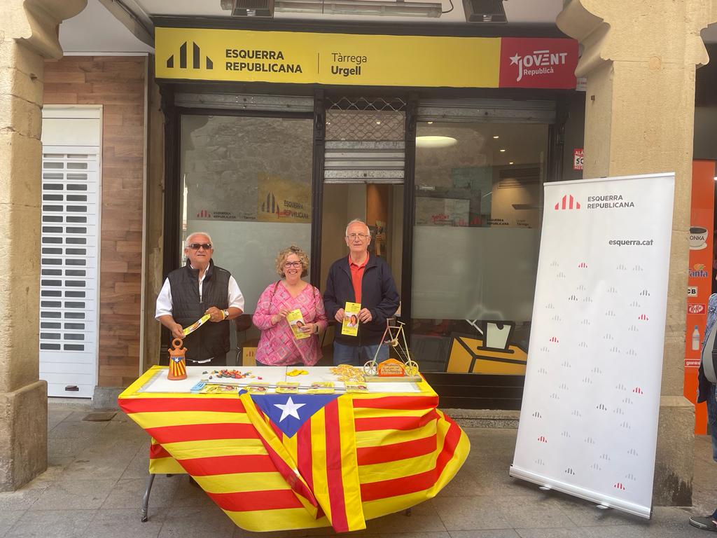 spika59's tweet photo. Avui, dilluns de mercat a #Tàrrega la gent d' @EsquerraTarrega som a la parada davant del nostre local, parlant amb les targarines i targarins.
#hisomsempre
#fempaís
#fempoble
#TàrregaRepublicana https://t.co/5oViwMoW5K