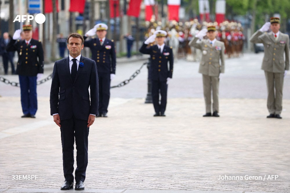 afpfr's tweet photo. [A LA UNE A 12H30]
Emmanuel Macron a commémoré le 8 mai 1945, sur des Champs-Elysées quasi vides après la mise en place d'un large périmètre de sécurité pour empêcher l'opposition de manifester. Il se rend ensuite à Lyon pour un hommage à Jean Moulin et la Résistance #AFP 1/5 https://t.co/umFwpZvybv