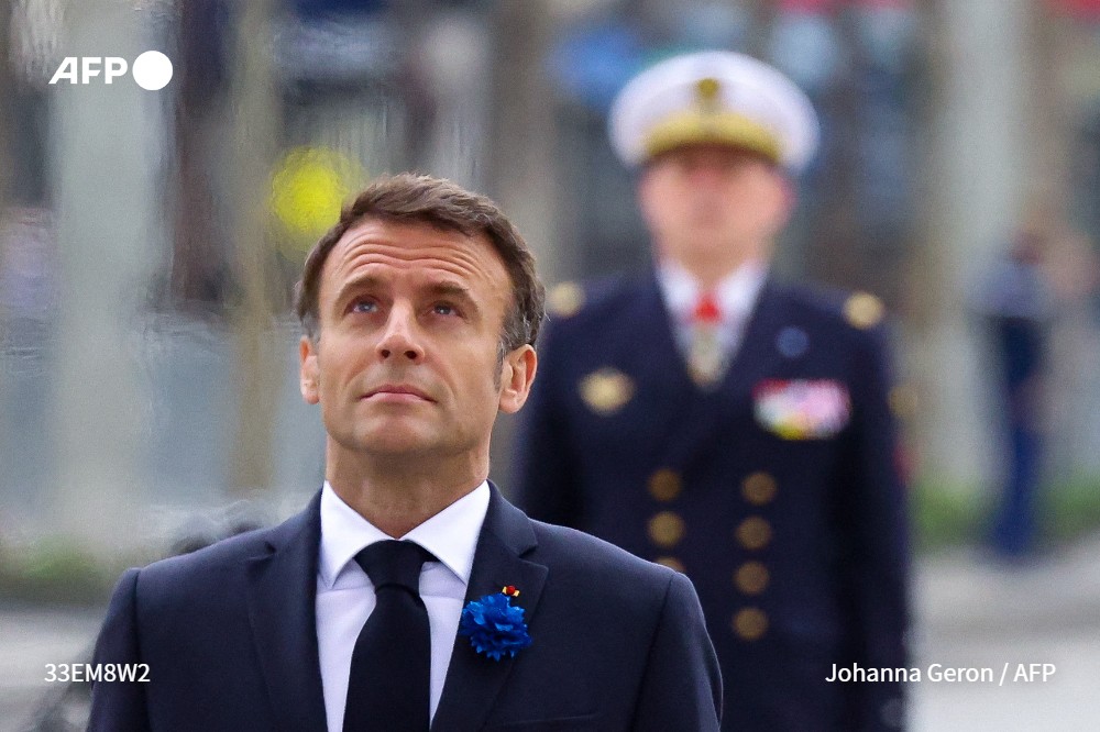 afpfr's tweet photo. [A LA UNE A 12H30]
Emmanuel Macron a commémoré le 8 mai 1945, sur des Champs-Elysées quasi vides après la mise en place d'un large périmètre de sécurité pour empêcher l'opposition de manifester. Il se rend ensuite à Lyon pour un hommage à Jean Moulin et la Résistance #AFP 1/5 https://t.co/umFwpZvybv