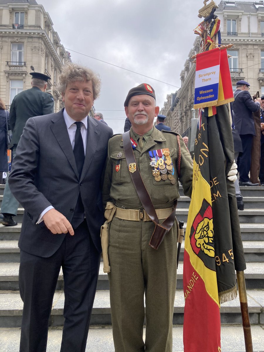 PJKleiweg's tweet photo. Ik sprak bij het Graf van de Onbekende Soldaat met de vertegenwoordiger van de Belgische brigade Piron, waarvan de mannen in 1944 en 1945 bijdroegen aan de bevrijding van Nederland. De slagen bij #Wessem en #Opheusden
Wij vergeten niet
#8mei #8mai1945 https://t.co/ZabREBplDR