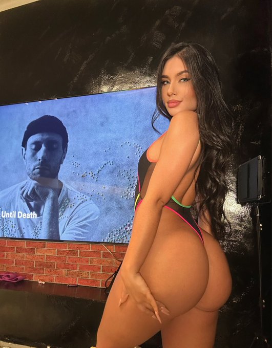 Rt se vc gosta da minha bunda 🙈👀 https://t.co/kFyq8f4S2Q