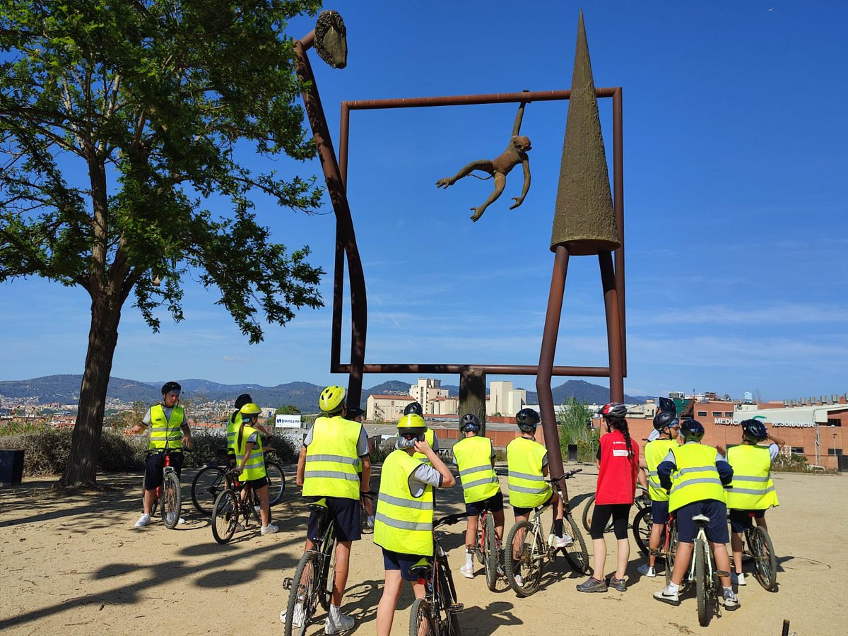 ESONatzEsplu's tweet photo. Avui amb el grup de #2esontz A gaudim amb la bici 🚲 recorrent el parc de la Fontsanta, mentres aprenem curiositats sobre l'entorn. També pedalegem al parc ciclista del Llobregat #reconsideraelmomentum#🚴#EF#gaudimfentesport https://t.co/YBpFlb5VEG