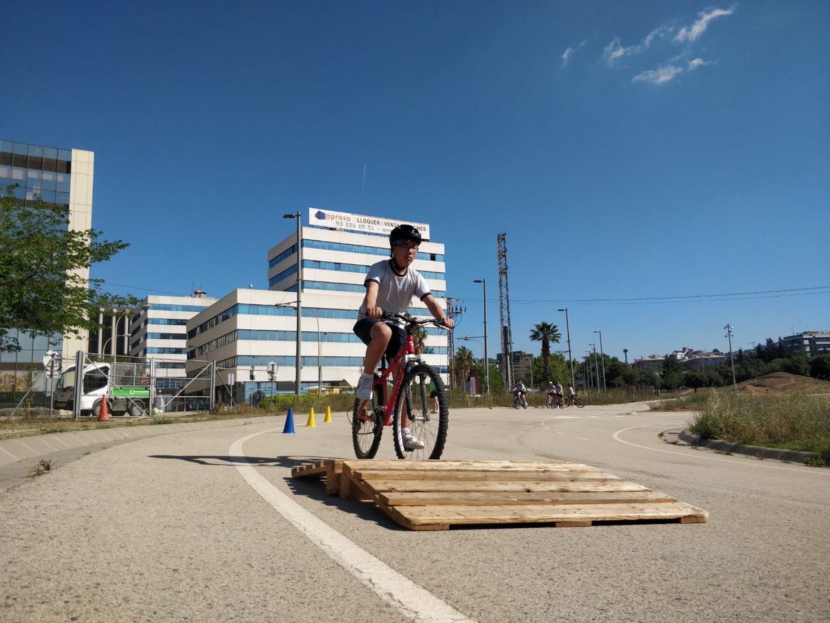ESONatzEsplu's tweet photo. Avui amb el grup de #2esontz A gaudim amb la bici 🚲 recorrent el parc de la Fontsanta, mentres aprenem curiositats sobre l'entorn. També pedalegem al parc ciclista del Llobregat #reconsideraelmomentum#🚴#EF#gaudimfentesport https://t.co/YBpFlb5VEG