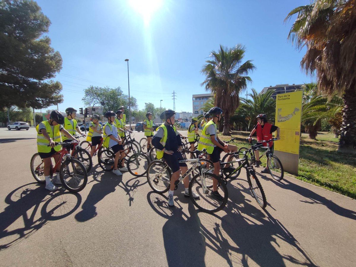 ESONatzEsplu's tweet photo. Avui amb el grup de #2esontz A gaudim amb la bici 🚲 recorrent el parc de la Fontsanta, mentres aprenem curiositats sobre l'entorn. També pedalegem al parc ciclista del Llobregat #reconsideraelmomentum#🚴#EF#gaudimfentesport https://t.co/YBpFlb5VEG