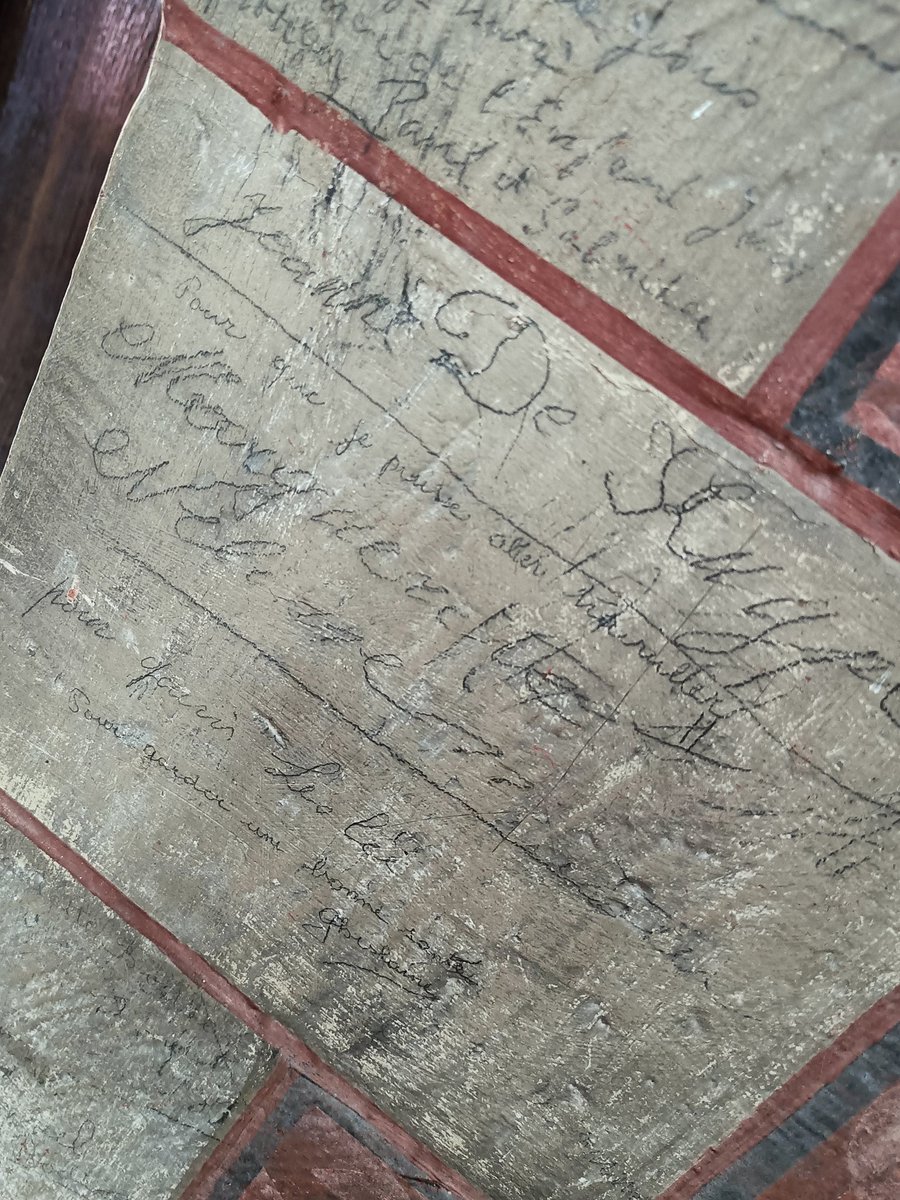 ReveMam's tweet photo. De chaque côté de l'entrée on peut y voir encore des graffitis/ ex votos remontant au début du XXeme siècle. Là un soldat demandant la renommée, là une demoiselle demandant la santé... Émouvant témoignage que je suis heureuse d'avoir pu observer 😊 https://t.co/tlojzHQ7qx
