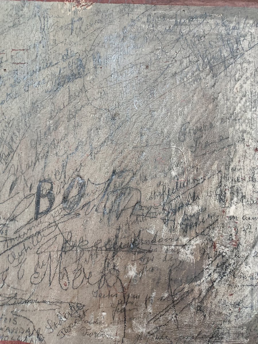ReveMam's tweet photo. De chaque côté de l'entrée on peut y voir encore des graffitis/ ex votos remontant au début du XXeme siècle. Là un soldat demandant la renommée, là une demoiselle demandant la santé... Émouvant témoignage que je suis heureuse d'avoir pu observer 😊 https://t.co/tlojzHQ7qx